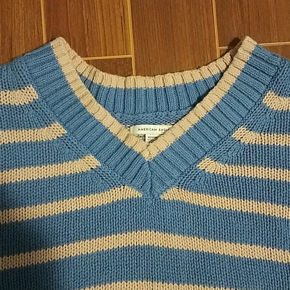 Blue and pink cropped sweater - Picture 3 of 4